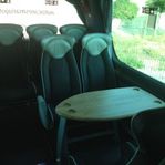 Autocares María José sillas con mesa en bus